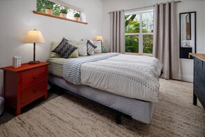 1 bedroom, iron/ironing board, free WiFi - Excellent Location, Close to Parks, Groceries, Single Level Detached Retreat, 15 Minutes to Portland (Portland)