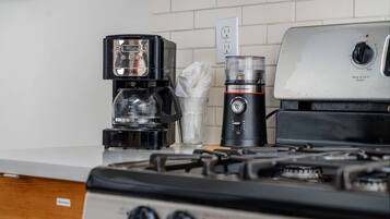 Køleskab, mikrobølgeovn, opvaskemaskine, kaffe-/temaskine