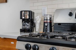 Fridge, microwave, dishwasher, coffee/tea maker - Excellent Location, Close to Parks, Groceries, Single Level Detached Retreat, 15 Minutes to Portland (Portland)