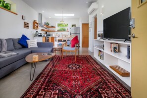 TV - Excellent Location, Close to Parks, Groceries, Single Level Detached Retreat, 15 Minutes to Portland (Portland)