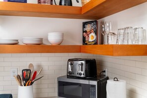 Interior - Excellent Location, Close to Parks, Groceries, Single Level Detached Retreat, 15 Minutes to Portland (Portland)