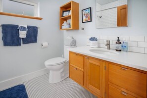 Duschwanne, Haartrockner, Handtücher