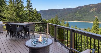 A PNW dream! Hot Tub, Views, Firepits, Games, Hiking and Epic Location!