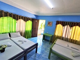 Family Room | Desk, rollaway beds, free WiFi, bed sheets