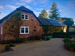 House | Exterior - Luxury Accom With Pool Henbury Macclesfield (Macclesfield)