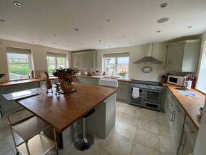 House | Private kitchen | Fridge, microwave, oven, stovetop - Luxury Accom With Pool Henbury Macclesfield (Macclesfield)