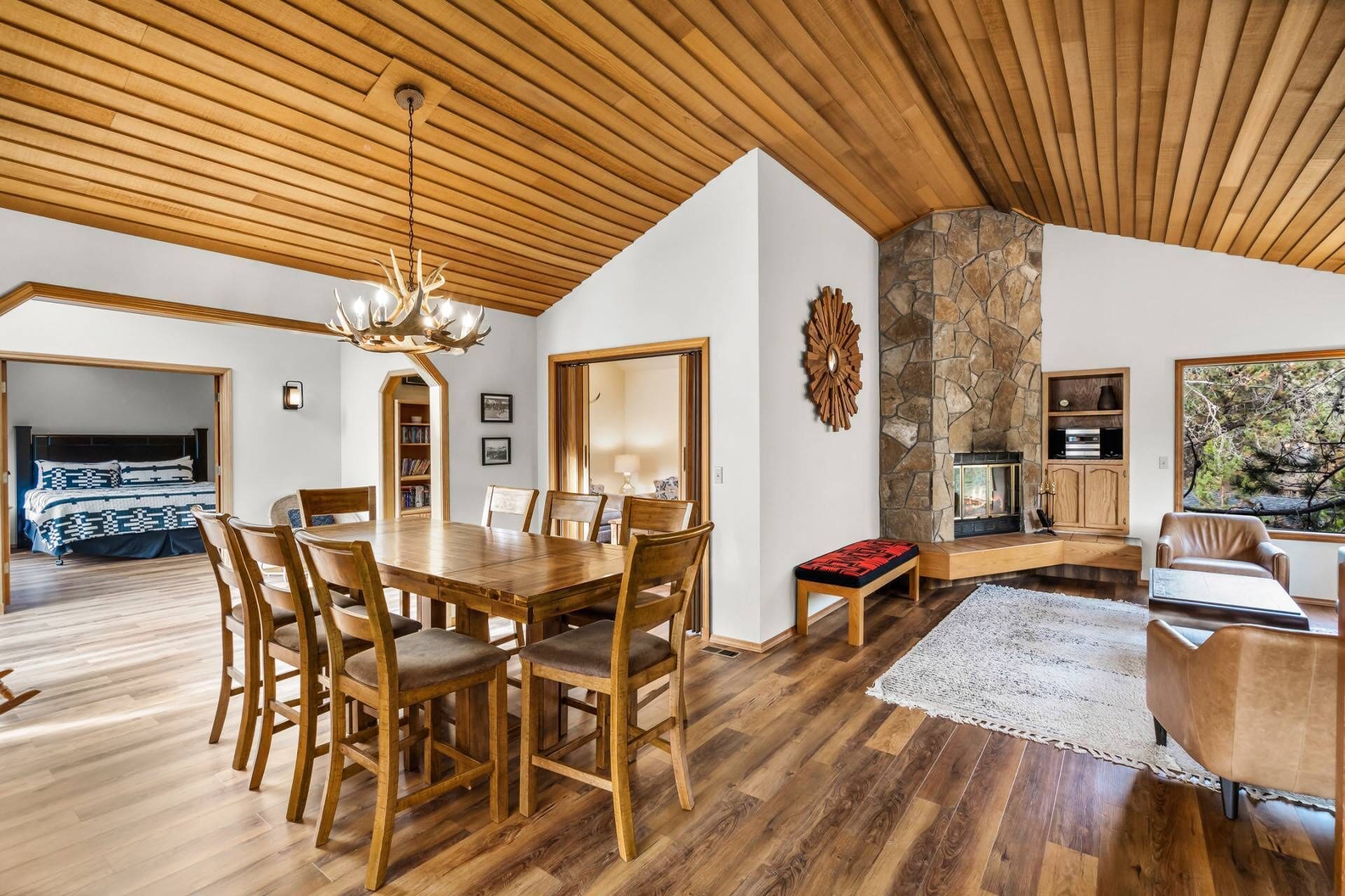 Family Vacation Favorite. Near Fort Rock Park. Fireplace, Upper Deck w Hot Tub, Gas Grill, Sun Room