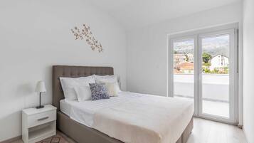 Apartment (Deluxe Two Bedroom Apartment with Bal) | 10 bedrooms, cribs/infant beds, free WiFi, bed sheets