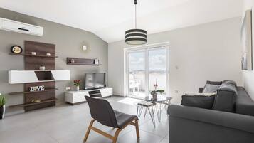 Apartment (Superior Two Bedroom Apartment with B) | Living room | TV