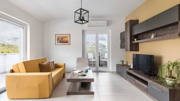 Apartment (Deluxe Two Bedroom Apartment with Bal) | Living room | TV