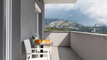 Apartment (Deluxe One Bedroom Apartment with Bal) | Balcony