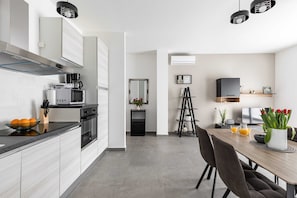 Apartment (Premium One Bedroom Apartment with Ba) | Dining room - Apartments Villa Salona Sky (Solin)