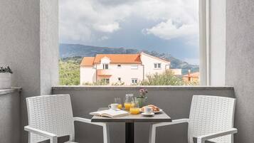 Apartment (Comfort Two Bedroom Apartment with Ba) | Balcony