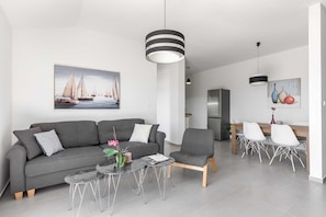 Appartement (Superior Two Bedroom Apartment with B) | Salle de séjour | Télévision