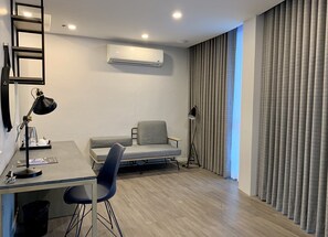 Suite (JET Black) | Zona de estar | Smart TV de 52 pulgadas con canales por cable, una televisión