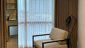 JET Gold Suite | Memory foam beds, in-room safe, desk, laptop workspace