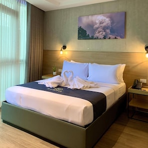 JET Black Suite | Memory foam beds, in-room safe, desk, laptop workspace - JET Hotel (Lipa)