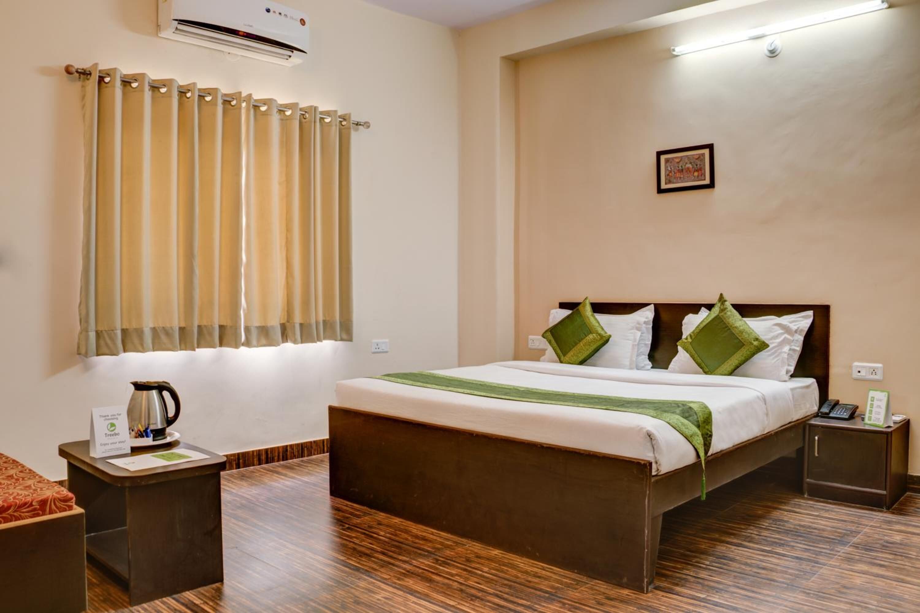 Bàn, truy cập Internet không dây miễn phí, bộ trải giường 