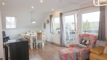 Een televisie, een open haard, boeken en een stereo