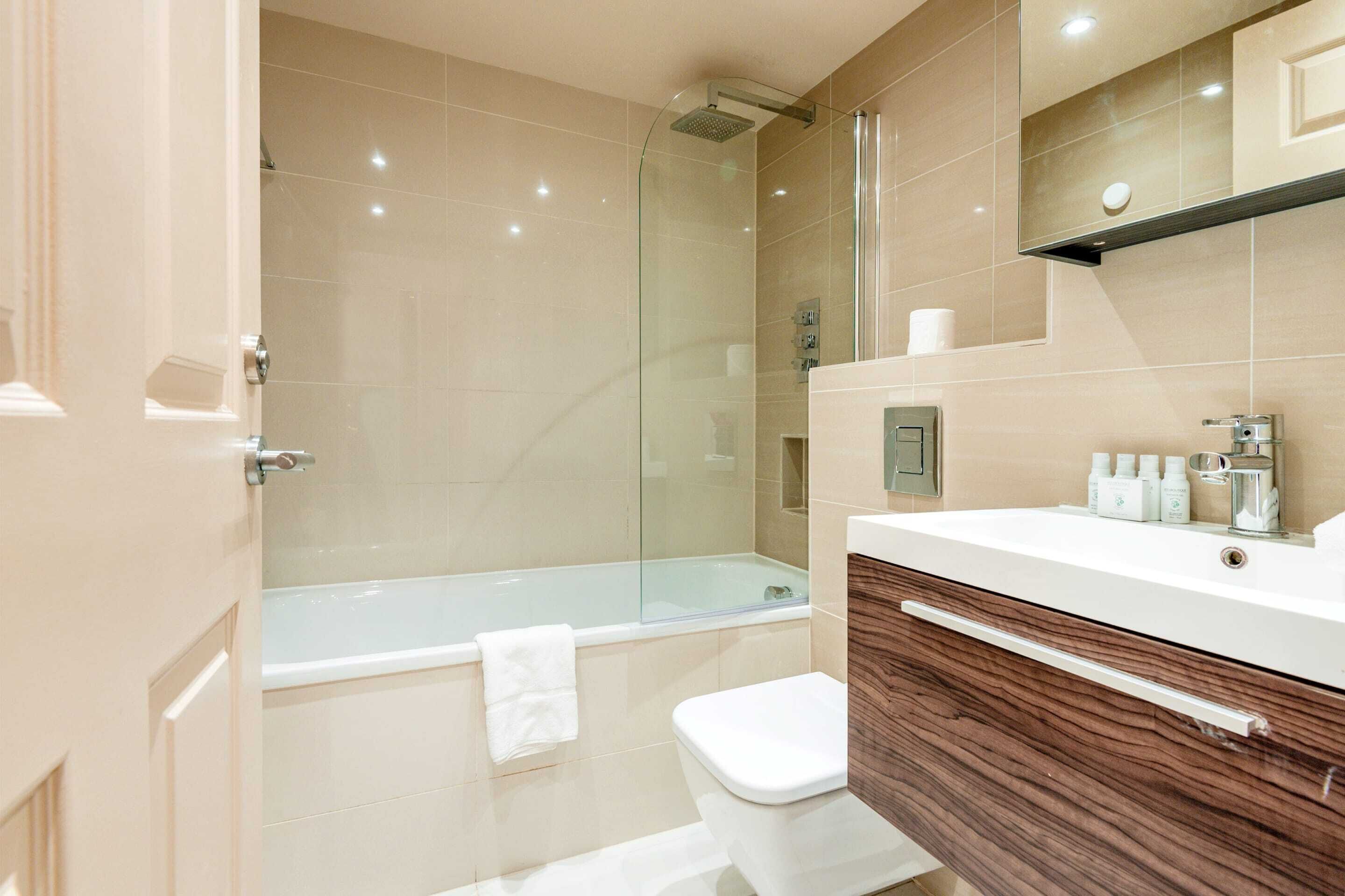 Deluxe Apartment GREVILLE 34 | Bathroom | Free toiletries, hair dryer, towels, soap