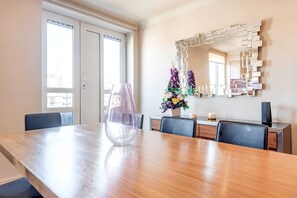 Deluxe Apartment GREVILLE 34 | Private kitchen | Full-size fridge, microwave, oven, stovetop - Stunning 3-bed in the heart of London (London)