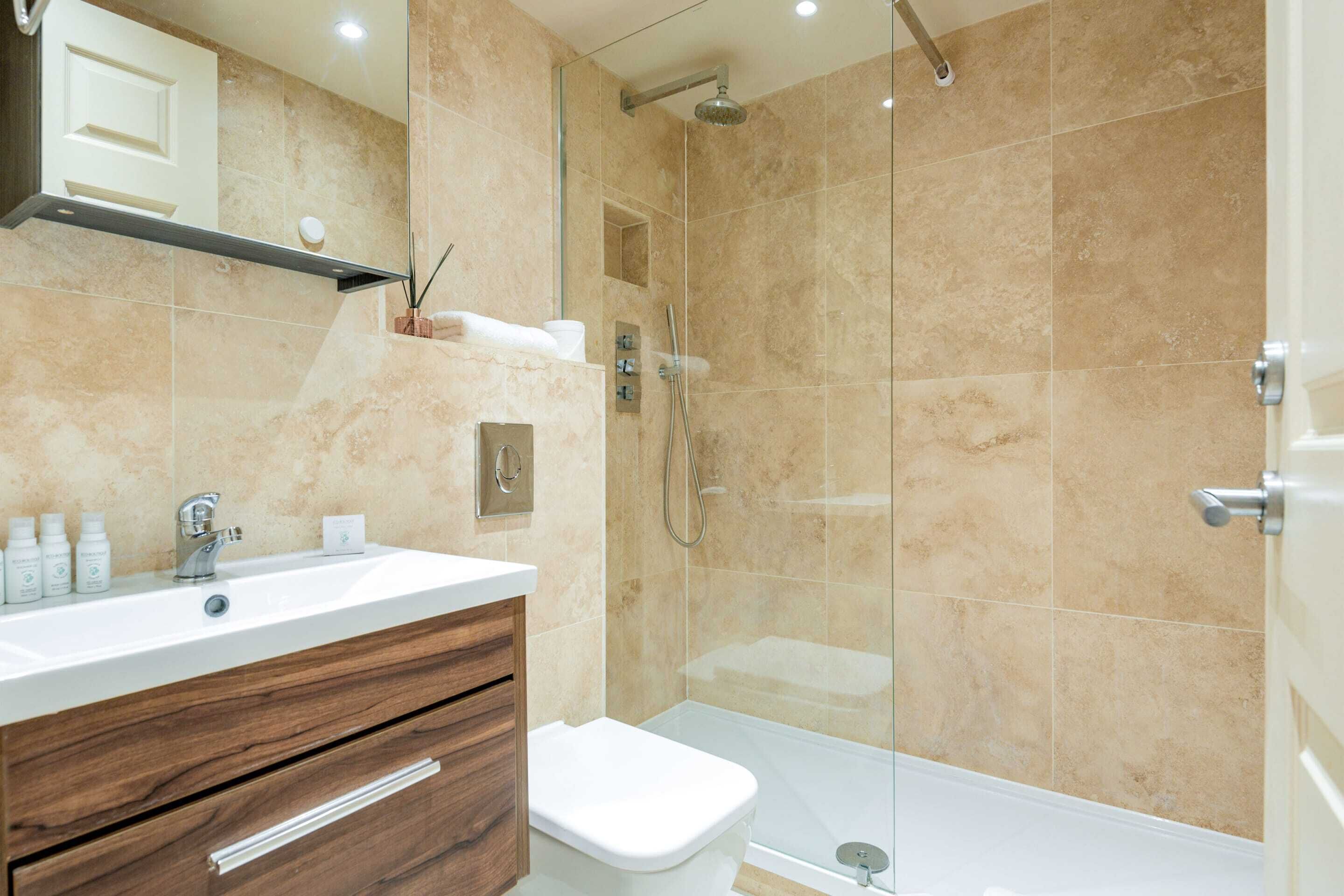 Deluxe Apartment GREVILLE 34 | Bathroom | Free toiletries, hair dryer, towels, soap