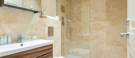 Deluxe Apartment GREVILLE 34 | Bathroom | Free toiletries, hair dryer, towels, soap