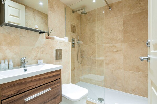 Deluxe Apartment GREVILLE 34 | Bathroom | Free toiletries, hair dryer, towels, soap