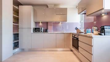 Refrigerador con freezer, microondas, horno, placa de cocina