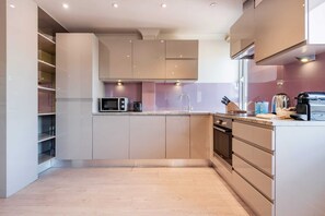 Deluxe Apartment GREVILLE 34 | Private kitchen | Full-size fridge, microwave, oven, stovetop - Stunning 3-bed in the heart of London (London)