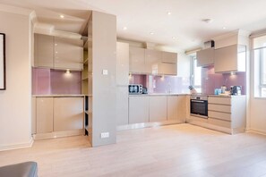 Deluxe Apartment | Private kitchen | Full-size fridge, microwave, oven, stovetop - Stunning 3-bed in the heart of London (London)