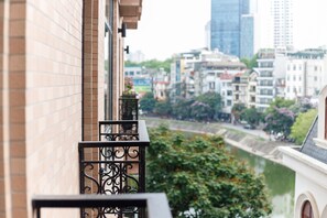 Executive Apartment | Terrace/patio
