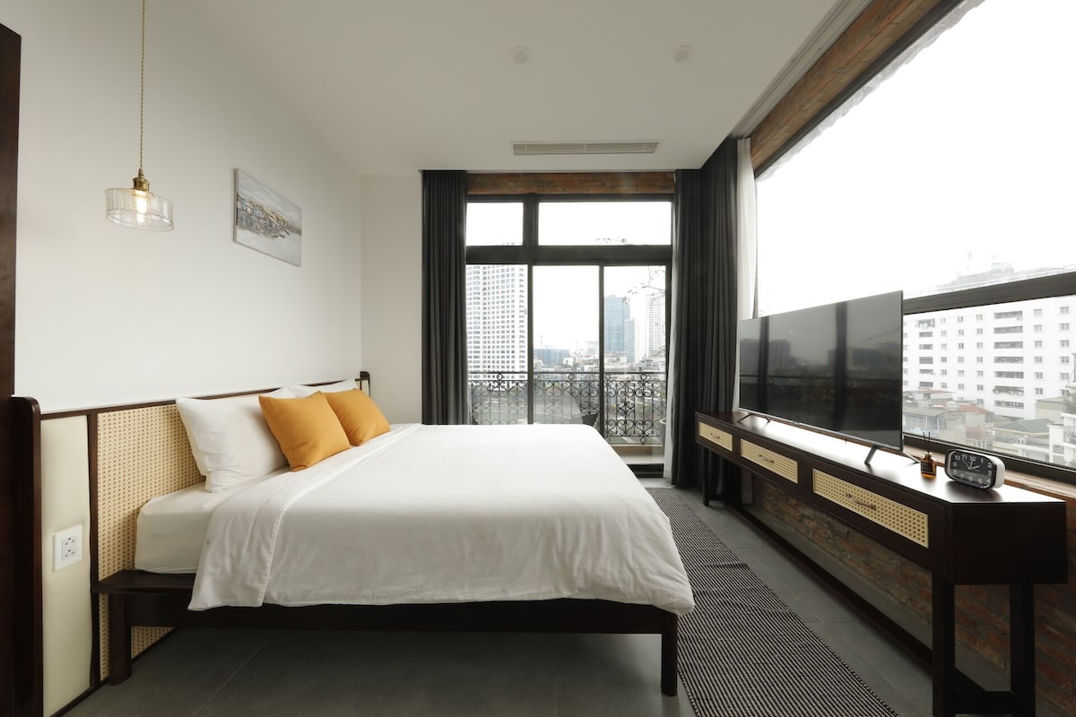 Departamento panorámico | 1 habitación, decoración personalizada, muebles diferentes y escritorio