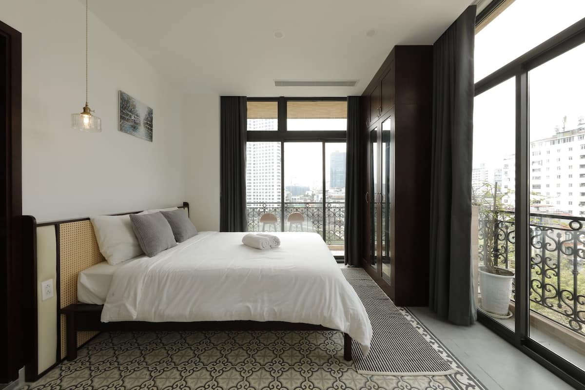 Departamento panorámico | 1 habitación, decoración personalizada, muebles diferentes y escritorio