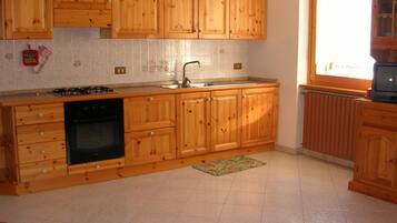 KĂŒhlschrank, Mikrowelle, Ofen, Herdplatte