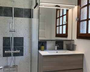 タオル、トイレットペーパー
