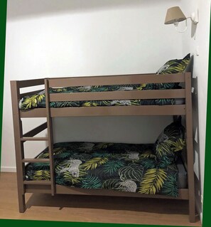 3 chambres, fer et planche à repasser, lit de bébé portatif