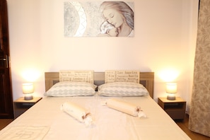 5 bedrooms, soundproofing, iron/ironing board, travel crib
