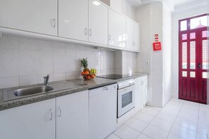 Kühlschrank, Mikrowelle, Ofen, Herdplatte