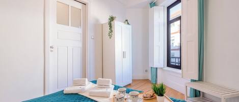 3 habitaciones, tabla de planchar con plancha, cuna de viaje y wifi