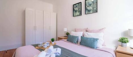 3 chambres, fer et planche à repasser, Wi-Fi, draps fournis