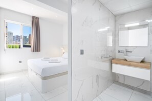 1 habitación, tabla de planchar con plancha, wifi gratis y ropa de cama 
