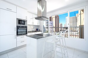 Een koelkast, een microgolfoven, een oven, een kookplaat