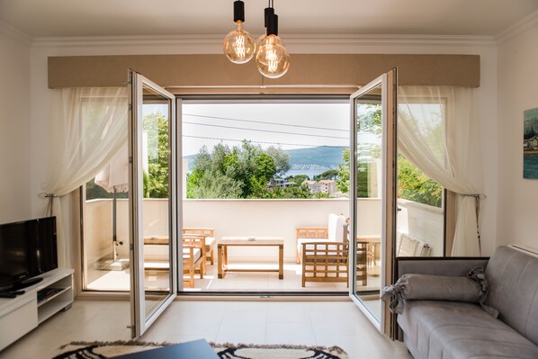 Apartment | Living room | 30-inch TV with digital channels, fireplace