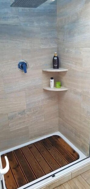 Duschwanne, Haartrockner, Bidet, Handtücher