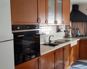 Frigorifero, microonde, forno, piano cottura