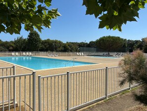 Pool - Quiet 2-Bedroom Holiday Home with Pool, Near Beach and Attractions (Talmont-Saint-Hilaire)