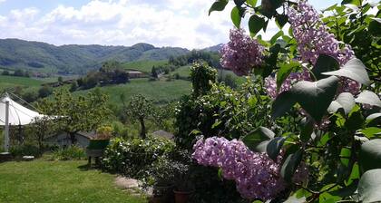 Appartamento con Splendida Vista Sulle Colline, Parcheggio e Giardino
