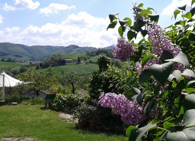 Appartamento con Splendida Vista Sulle Colline, Parcheggio e Giardino