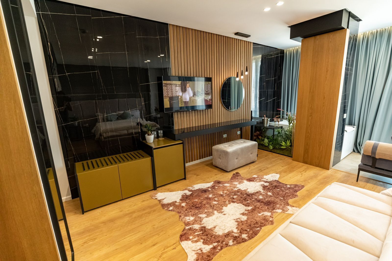 Suite, Hot Tub | Minibar, soundproofing, free WiFi, bed sheets